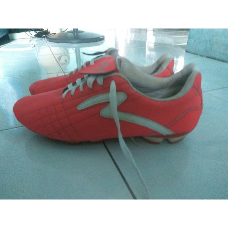sepatu bola merk SPECS /murmer/bonus kaos kaki/ukuran 43
