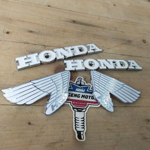 EMBLEM CB 100 GELATIK PUTIH IMPORT KUALITAS SUPER BAGUS