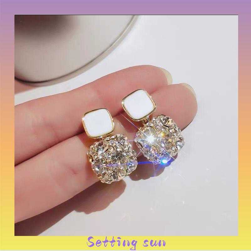 Anting Retro Mewah Siswa Perempuan Sederhana Temperamen Fashion Anting Murah Hati TN