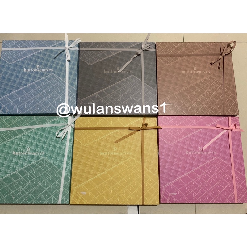 Louvre extended Square buttonscarves Rosebloom Sunflower Ice Green Teak Infinity blue mist Mahogany 