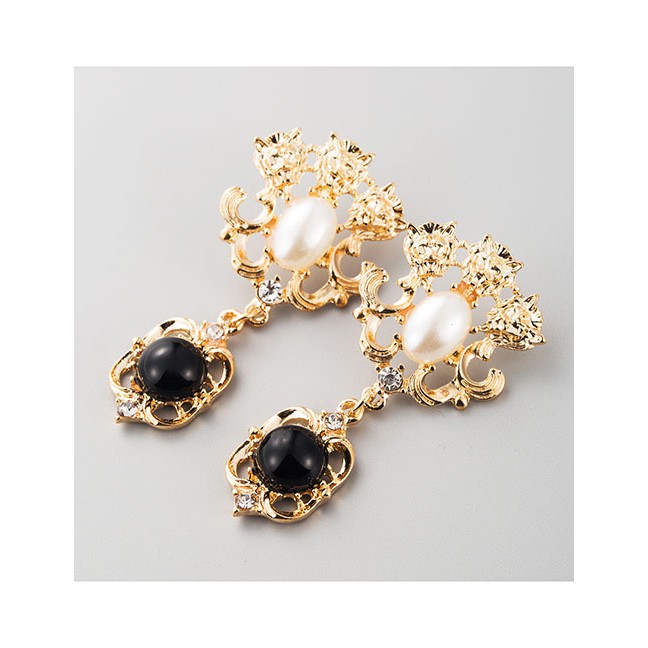 LRC Anting Tusuk Fashion Pearl Flower Pierced Earrings With Diamonds D94376