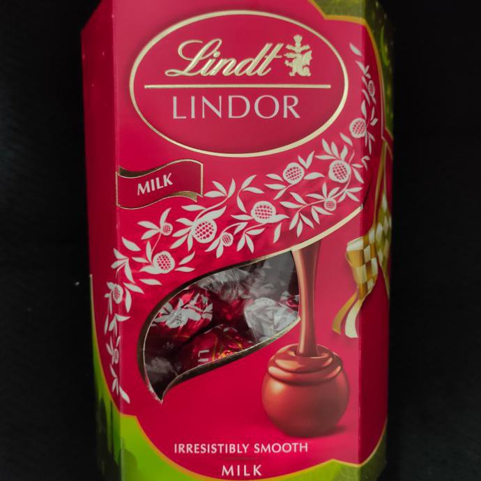 

TERLARIS LINDT LINDOR ASSORTED SWISS MILK CHOCOLATE IRRESISTIBLY SMOOTH COKLAT