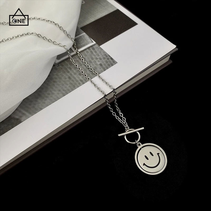 COD❤Kalung Liontin Unisex Wajah Smiley Aksesoris Perhiasan Fashion Rotasi Punk Buckle A one