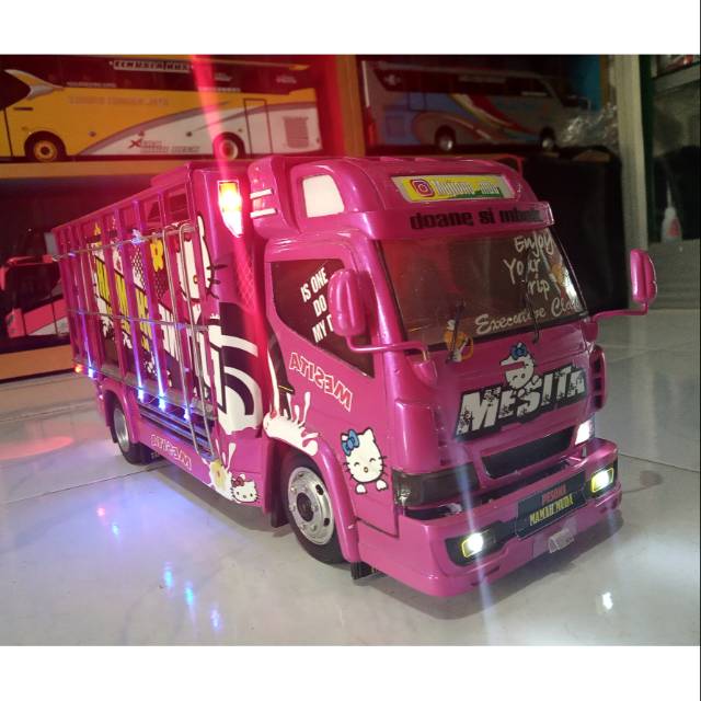  Miniatur  Truk  Canter Akrilik dan Kayu  Full Lampuan 