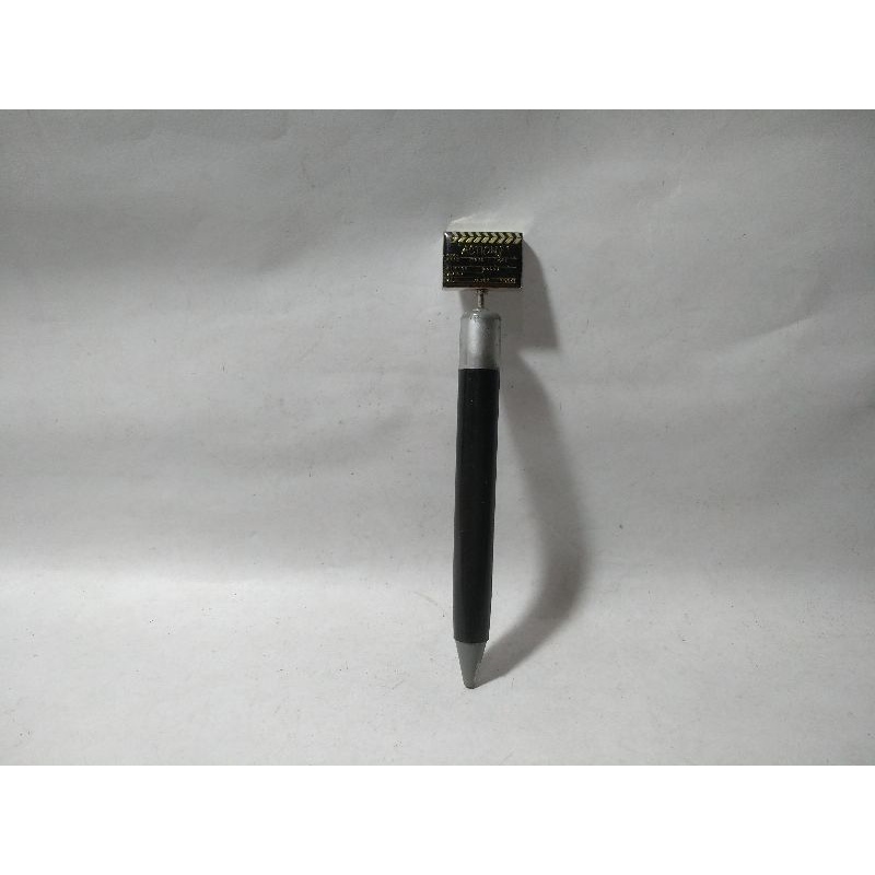 

Bolpoint Bolpen Pulpen Clapper Board Papan Sutradara Produser Action Cut Cinema Movie Film Director Production Creative Unique Fun Funny Limited Gift Kado Unik Lucu Kreatif Langka Rare Scarce Toys