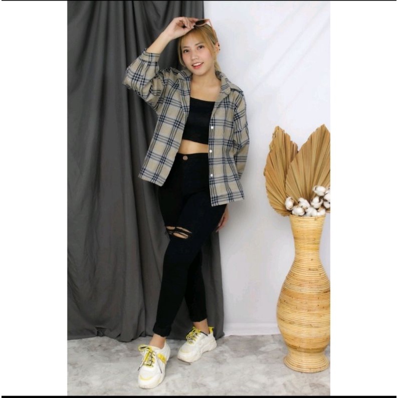 KEMEJA OVERSIZE WANITA  KEMEJA OSLIN CASUAL BLOUSE KOTAK KOTAK FLANEL WANITA BAHAN KATUN PREMIUM LENGAN PANJANG FULL KANCING KEKINIAN TERBARU KOREA KOREAN STYLE WANITA CEWEK TARTAN TWO TONE CROP TOP THRIFT  KEMEJA GUILEN LENGAN BALON SIZE L LD 90 Cm-Anggita krem