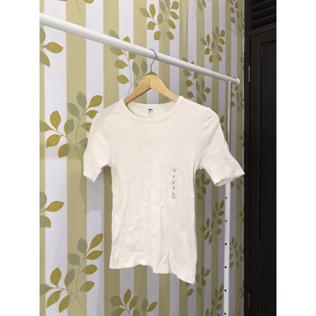 Kaos Lengan Pendek Wanita Merk Uniqlo