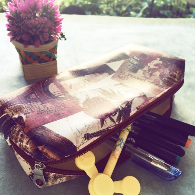 

Tempat Pensil Coated Printing Canvas Paris Butterflies