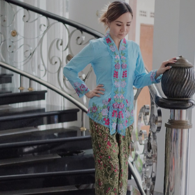 kebaya kartini biru muda