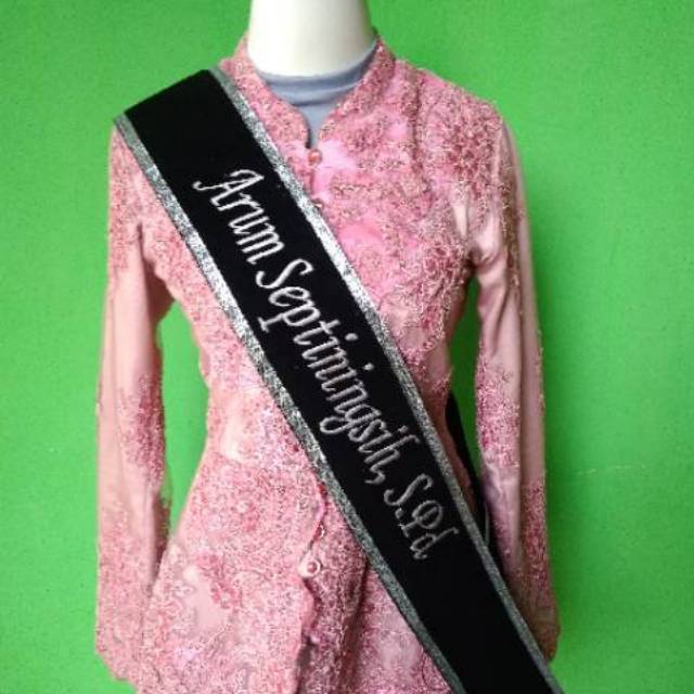 Selempang wisuda bludru pita silver
