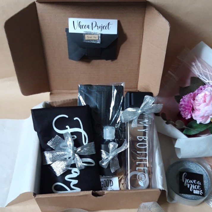

GIFTBOX CEWE / HAMPERS CEWE NEW NORMAL KIT BLACK SERIES KADO ULANG TAHUN WISUDA SEMPRO