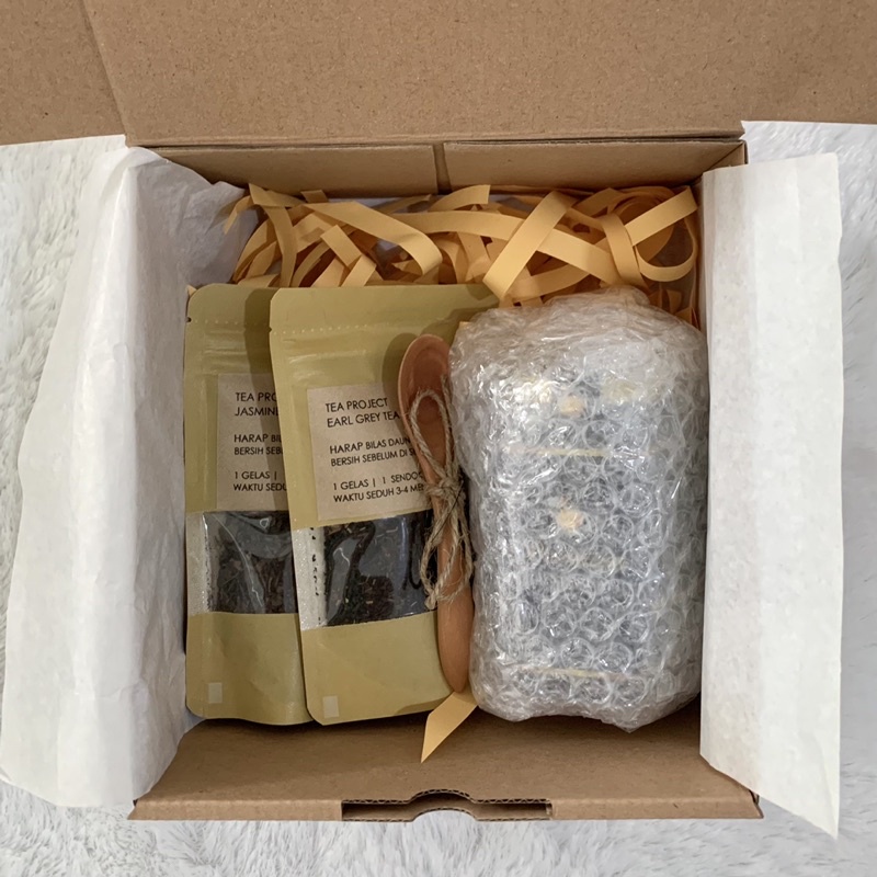 

Basic Hampers Madu / Teh / Parcel Madu / Gift Set 2 / Hampers Birthday / Wedding / Goodluck