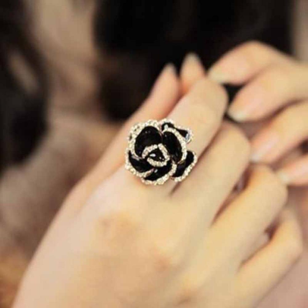 Cincin Desain Bunga Mawar Kristal Warna Hitam Emas Dapat Disesuaikan Untuk Wanita