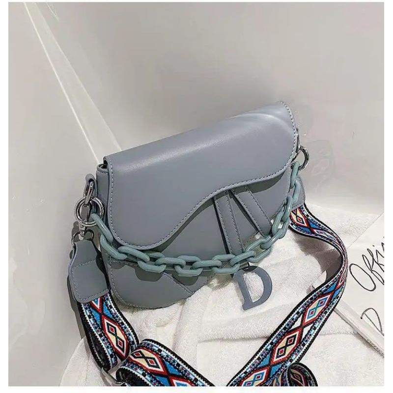 

Kode ELJ 5327IDR : 131 rbBahan : Kulit PUukuran: 17 x 21 x 8 cm