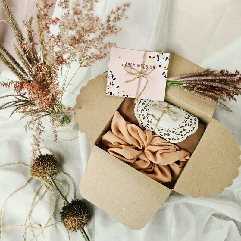 

Hampers hijab gift box/kado ulang tahun/kado pernikahan