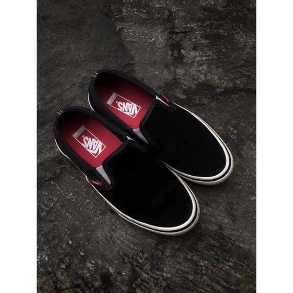 VANS SLIP ON PRO BLACK AND WHITE NAVYA