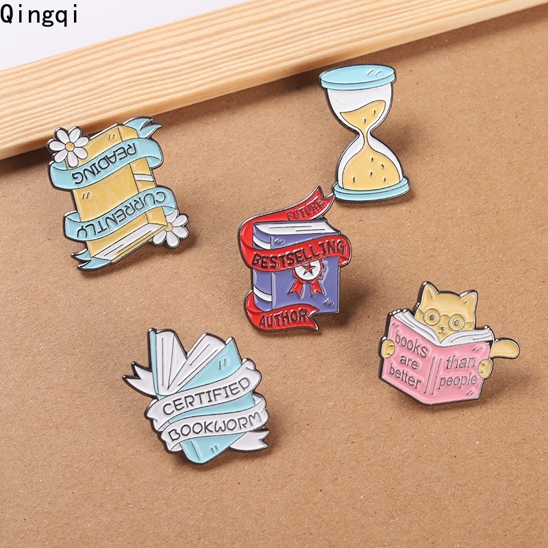 Bros Pin Enamel Desain Buku / Jam Pasir / Quote / Spanduk Kreatif Aksesoris Wanita