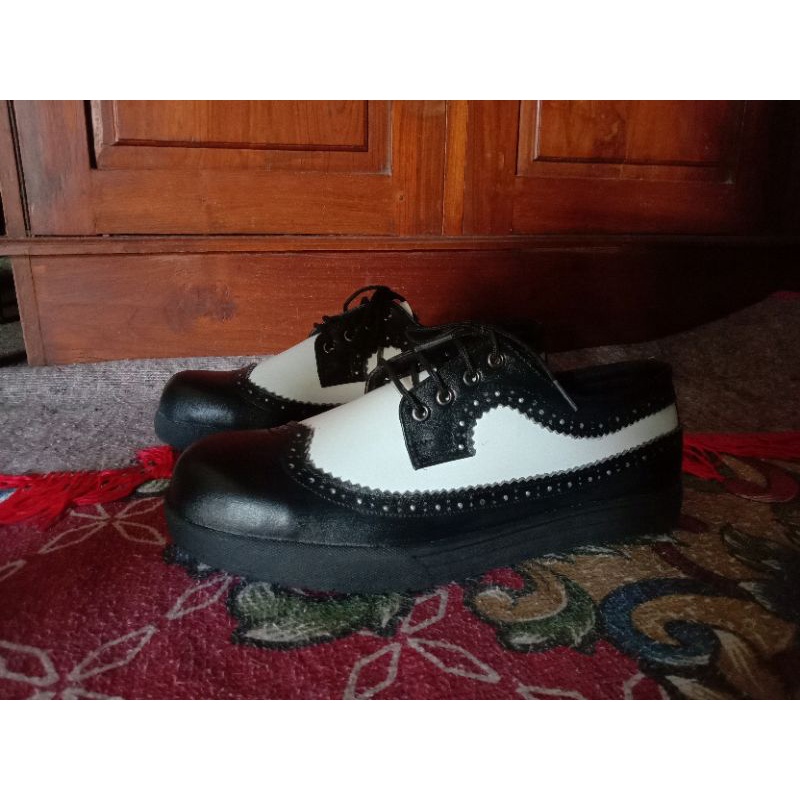 sepatu kulit wingtip Dr martens