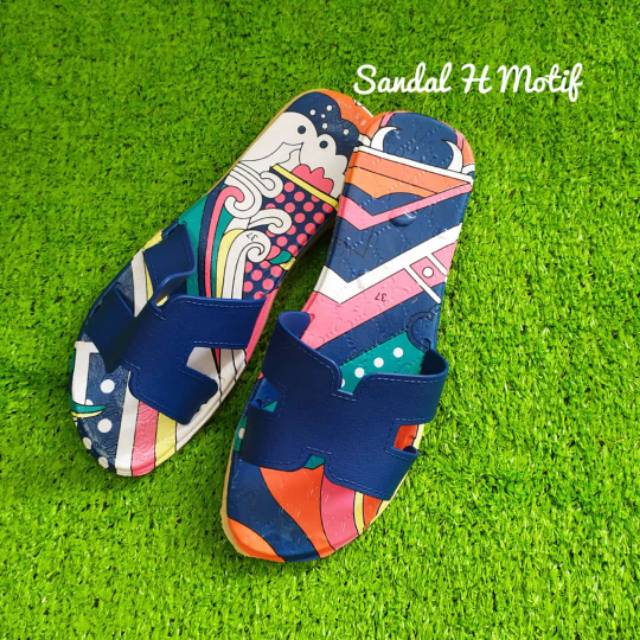 Sandal H motif