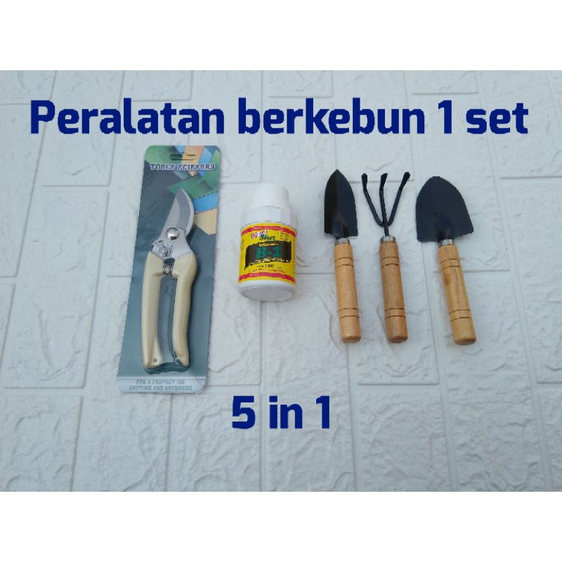 1 set peralatan berkebun dapat  5 macam barang gunting dahan sekop garpu cangkul vitamin B1 tanaman