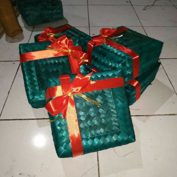 besek bambu warna hijau hias pitak+mika ukuran 25x25 sepasang (wadah&tutup)