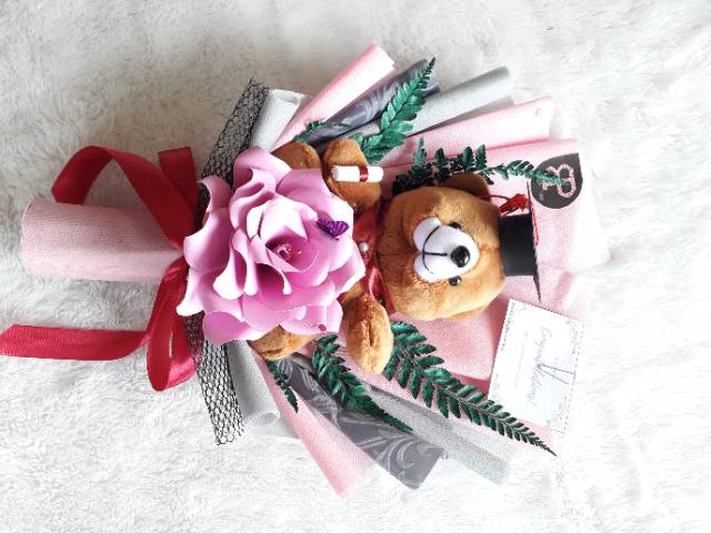 Buket wisuda boneka dan bunga kertas murah