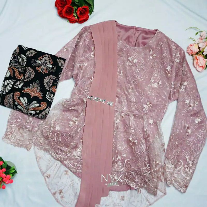 READY JUMBO - BAJU COUPLE BATIK KEBAYA BROKAT KELUARGA | Set pakaian keluarga | BAJU BATIK SARIMBIT KEBAYA | Ndoro jawi Maura Couple - Sania Ruffle Batik Couple ori Ndoro jowi DNT Garansi Termurah Shopee - seragam batik keluarga batik keluarga batik set b-KEBAYA IBU