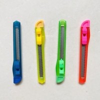 

cutter plastik cutter kecil cutter murah cutter kertas cutter exsis cutter kantor