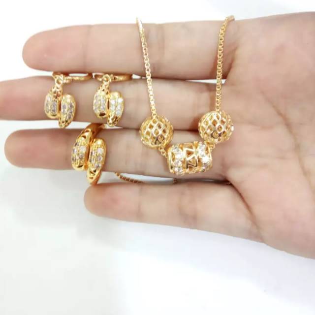 Satu set perhisan wanita kalung cincin anting titanium gold 18k