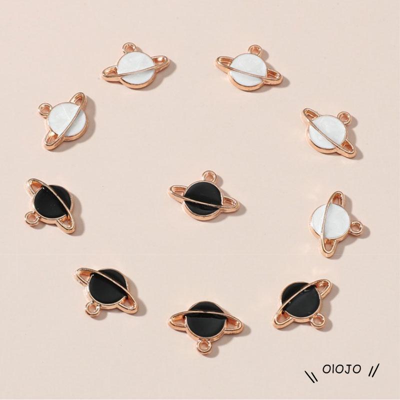 Gelang Liontin Saturnus Bahan Alloy Warna Hitam Putih Untuk Aksesoris Perhiasan