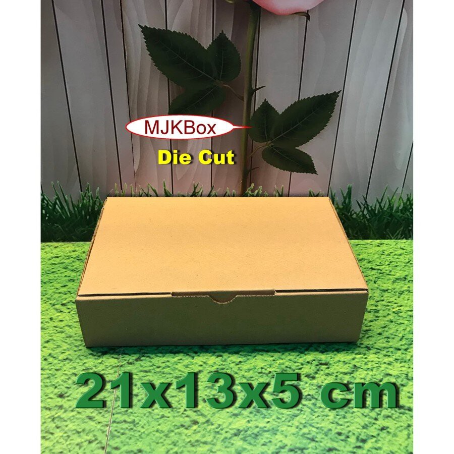 

KARDUS/KARTON/BOX UK. 21x13x5 cm.......UKURAN KUE BROWNIES KECIL