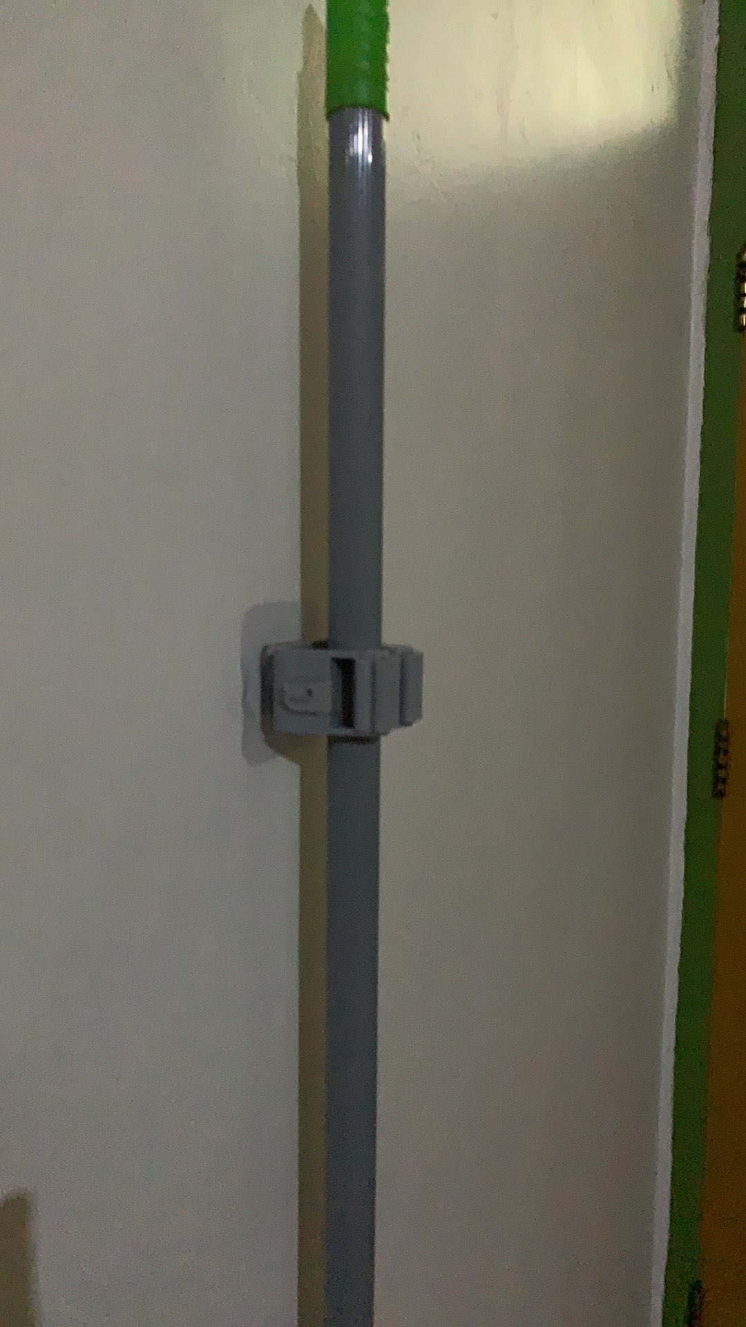 Gantungan Sapu/kait Holder Alat Penjepit Gantunga Sapu Pel Dll