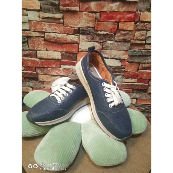 Sneakers Wanita Preloved Donatello// Sepatu Wanita Preloved