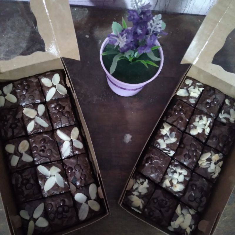 

fugdybrownis size 20x10 toping almond,chococip