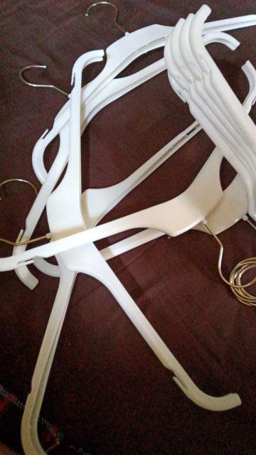 Hanger Baju Dewasa Model Tp Warna Putih Isi 12 Biji [gantungan Baju Tp Putih Dewasa]