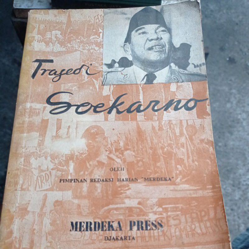 Buku tragedi soekarno