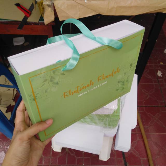 

Ada Harga GROSIR. Box dus kemasan packaging custom design model laci. Ukuran untuk mukena 25 17 5