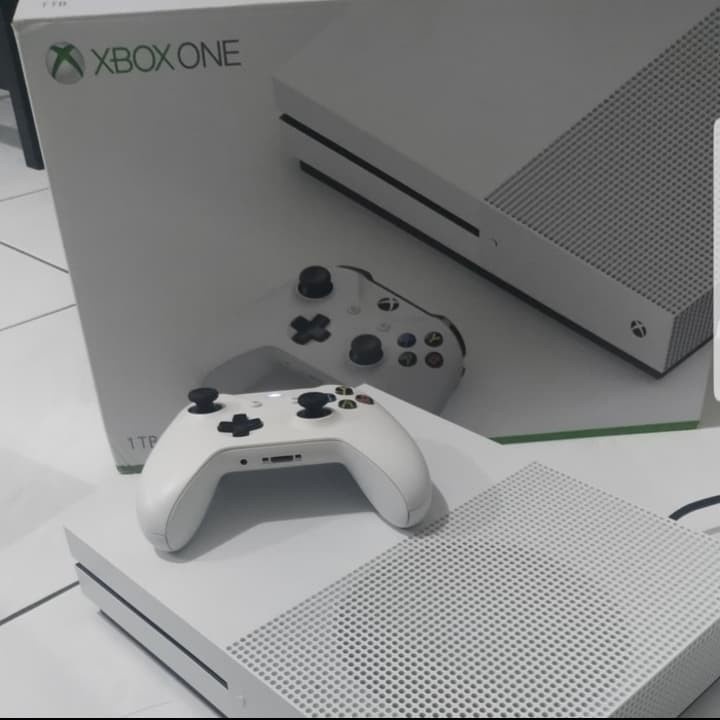 Xbox One S 1tb/terabyte + 1 controller second, like new - Putih