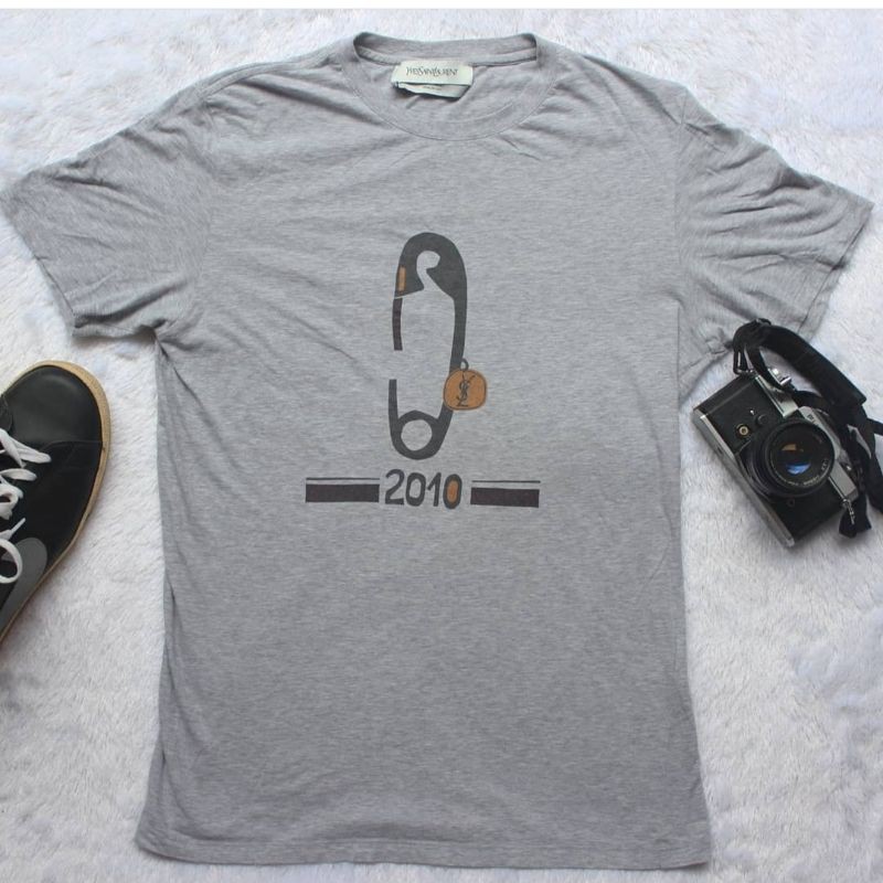 Men - Tshirt Grey Vintage Yves Saint Laurent safety pin
