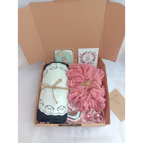 

HAMPERS/GIFT BOX HIJAB