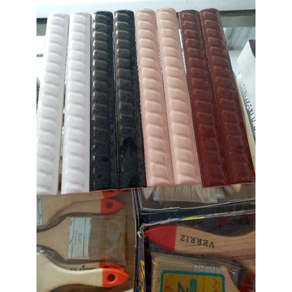 Kuku macan 20 cm motif ulir / bon-bon lis pinggiran keramik