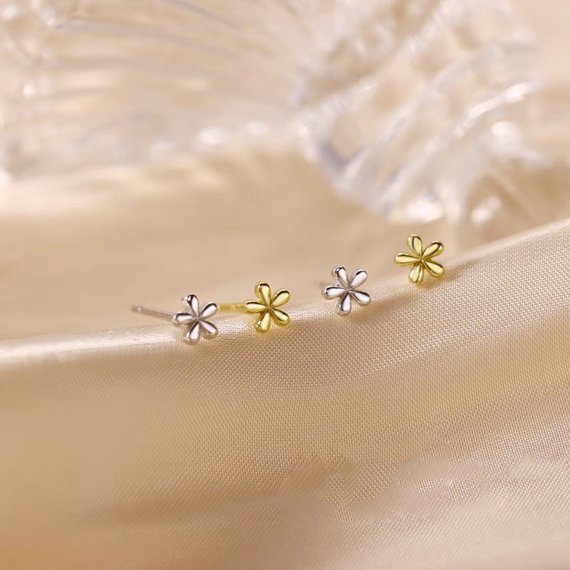 1 Pasang Anting Stud Desain Bunga Bahan S925 Silver Anti Alergi Untuk Wanita