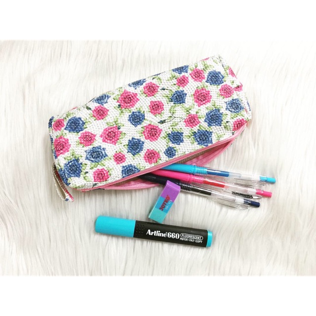 

PENCIL CASE BUNGA TIMBUL