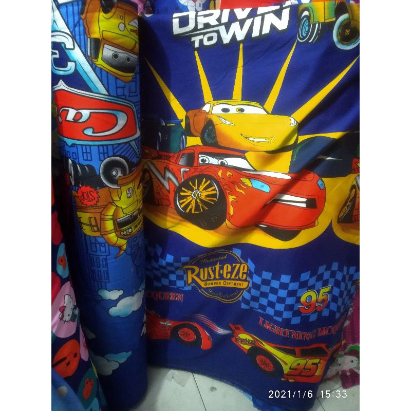 Bahan Kain Sprei Meteran Katun Microtex Disperse Motif Car Griya Spreiku