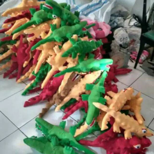 Buaya boneka.