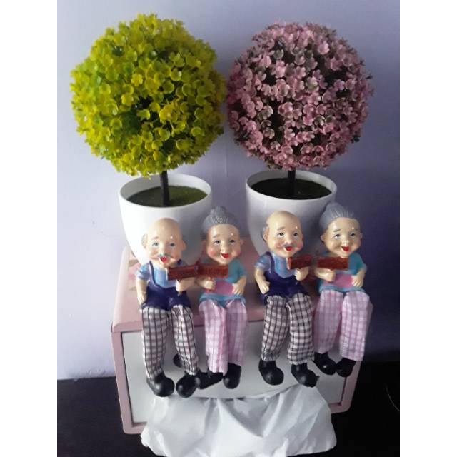 Miniatur kakek nenek