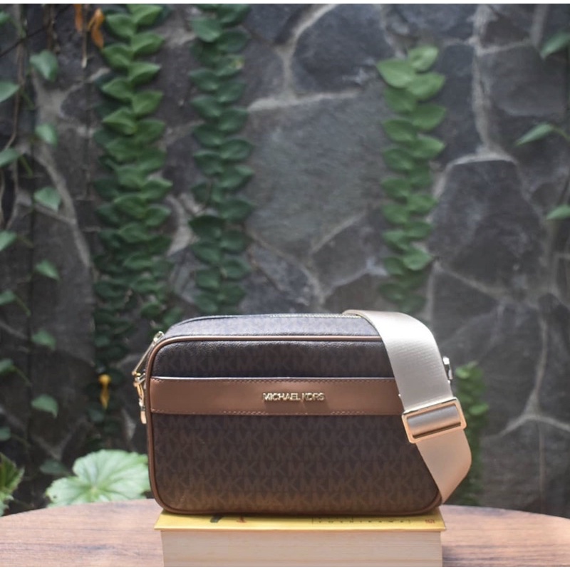 MK Kenly Large Pocket Xbody Brown