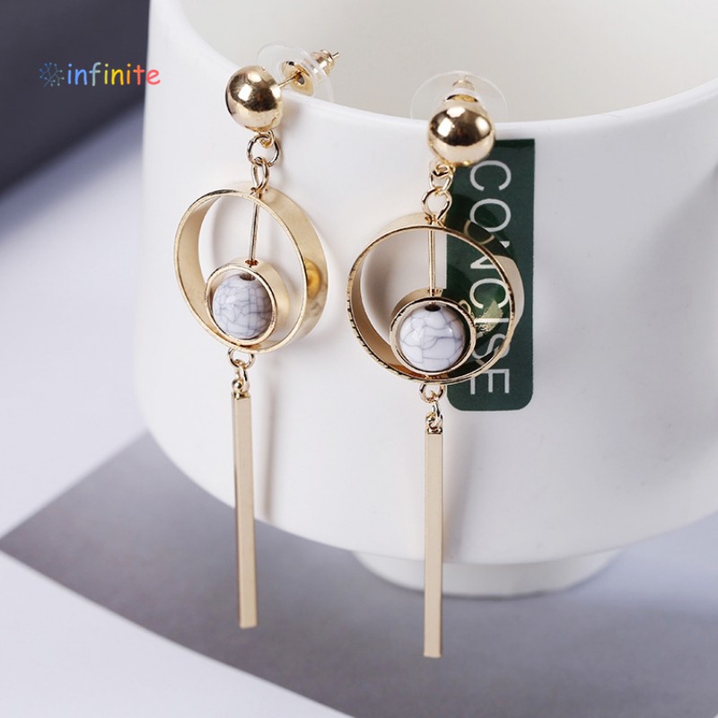 Anting Tusuk Gantung Panjang Motif Bulat Hollow Aksen Anting Tusuk Gantung Panjang Motif Bulat Hollow Aksen