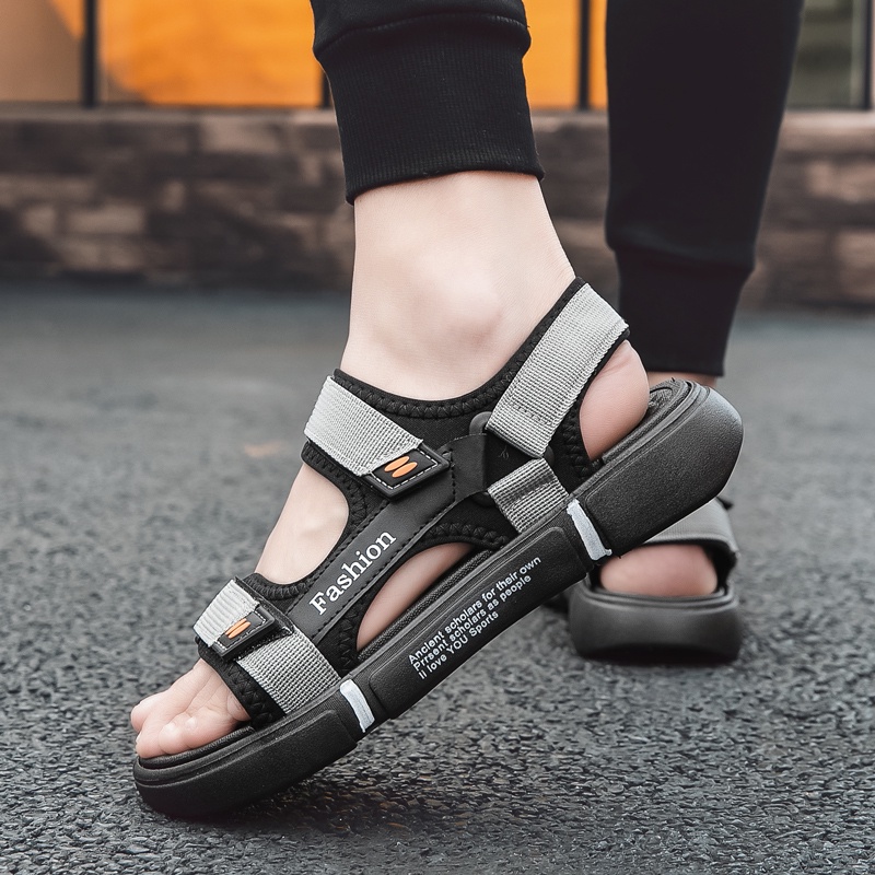 [ COD + Kirim Hari ini ] Sandal Gunung Pria/Sandal Pria/Sandal Pria Terbaru/Sandal Pria Casual/Sandal Pria Dewasa/Outdoor Sandal Pria/Sandal Kulit Pria/Sandal Pria Kekinian/Karet Impor Berkualitas Tinggi Asli Yang Dapat Disesuaikan Tali Yang Dapat Dilepas