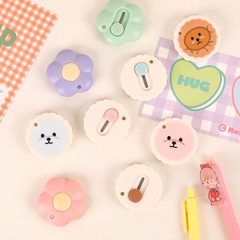 READY STOCK BISA COD - CUTTER MINI LUCU BENTUK BUNGA KAWAII PISAU KECIL TAJAM UNBOXING PAKET AESTHETIC VIRAL MURAH UNIK FANCY IMPOR GAYA REMAJA CEWEK KOREA KARAKTER KARTUN BONEKA ANAK PEREMPUAN POTONG TAHAN LAMA BESI ANTI KARAT WARNA UNGU PINK HIJAU